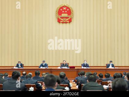 Peking, China. April 2021. Wang Chen, Mitglied des Politbüros des Zentralkomitees der Kommunistischen Partei Chinas und stellvertretender Vorsitzender des Ständigen Ausschusses des Nationalen Volkskongresses (NPC), nimmt an einer Sitzung über die Behandlung von Vorschlägen, Kritik, Und Stellungnahmen der Abgeordneten zur vierten Sitzung des 13. NPC in Peking, der Hauptstadt Chinas, am 6. April 2021. Quelle: Zhai Jianlan/Xinhua/Alamy Live News Stockfoto