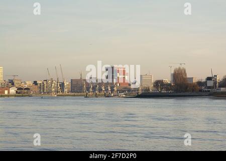 Die Skyline von Antwerpen über den Fluss Schelde mit dem MAS-Museum, alten Industriekranen und neuen Wolkenkratzern im warmen Abendlicht Stockfoto