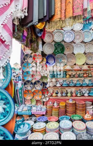 Bemalte Keramik auf einem Marktstand auf der berühmten Djemaa el Fna in Marrakesch, Marokko Stockfoto