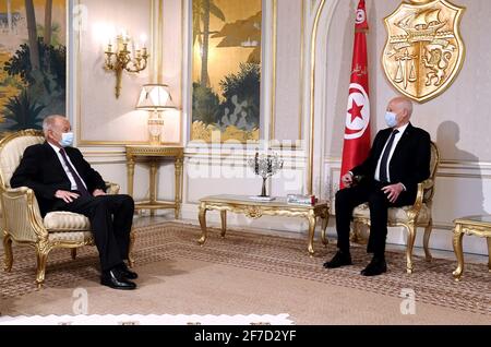 (210406) -- TUNIS, 6. April 2021 (Xinhua) -- der tunesische Präsident Kais Saied (R) trifft sich am 5. April 2021 mit dem Generalsekretär der Arabischen Liga, Ahmed Aboul-Gheit, in Tunis, Tunesien. (Tunesischer Vorsitz/Handout über Xinhua) Stockfoto