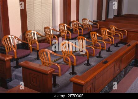 ARLINGTON, VIRGINIA, USA - leeres Geschworenenfeld im Gerichtssaal im Arlington County Courthouse. Stockfoto