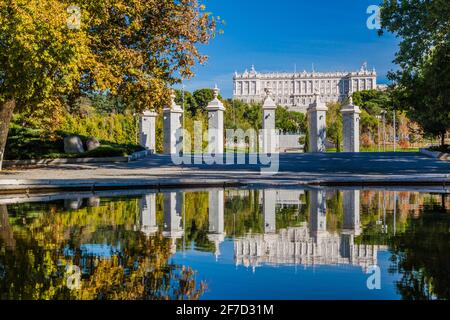 Königspalast in Madrid vom Vargas-Brunnen aus gesehen, Spanien Stockfoto