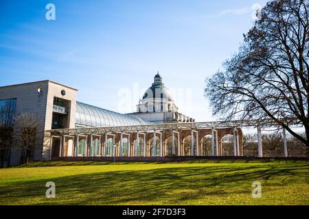 Bayerische Staatskanzlei im Sonnenschein, München, Corona Zeit Stockfoto