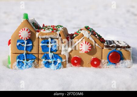Cute Lebkuchen Haus Dorf im Schnee Hintergrund mit Süßigkeiten und Vereisung Stockfoto