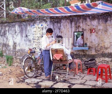 Straßenbarbier, Ho Chi Minh City (Saigon), Sozialistische Republik Vietnam Stockfoto