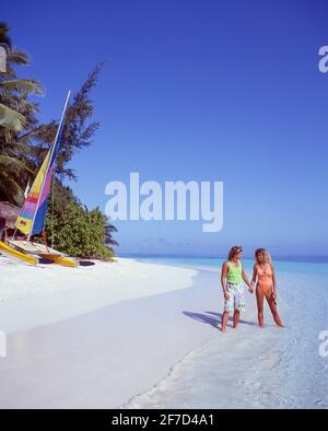 Paar am tropischen Strand, Ihuru, Kaafu Atoll, Republik Malediven Stockfoto