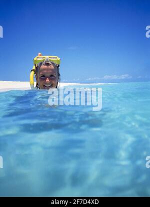 Junge Frau schnorchelt auf Coral cay im Great Barrier Reef Marine Park, Queensland, Australien Stockfoto