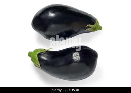 Aubergine isoliert auf weißem Hintergrund, zwei Shinjal in der Draufsicht Stockfoto