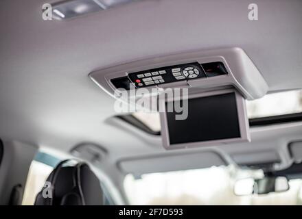 Bildschirm Innenansicht des modernen Luxusauto-Armaturenbretts mit großem Display und Lichttastenschalter an der Decke. Bildschirm-Multimedia-System Stockfoto
