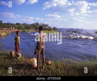 Junge ist Angeln, Viktoriafälle (Mosi-Oa-Tunya), Livingstone, südliche Provinz, Sambia Stockfoto