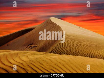 Cerro Blanco Sanddünenwüste Abenduntergang mit wunderschönen Wolken, eine der höchsten Dünen der Welt in der Nähe von Nasca oder Nazca Stadt in Stockfoto