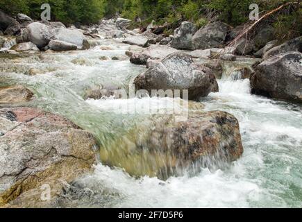 Wasserfälle am Bach Studeny potok in der Hohen Tatra, Karpaten, Slowakei Stockfoto