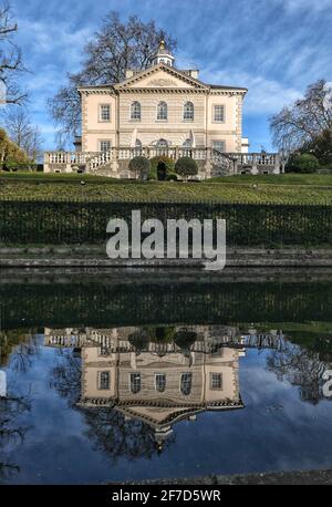 Rückansicht der Ionic Villa, ein neoklassizistisches Haus, entworfen von Quinlan Terry im Regent’s Park, London. Sie spiegelt sich im Regent’s Canal wider. Stockfoto