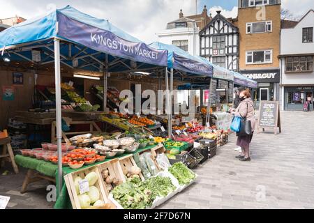 Ein Gemüsehändler steht auf einem halb verlassenen Marktplatz in Kingston upon Thames, Kingston, Surrey, Großbritannien Stockfoto