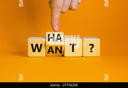 Was wollen Sie Symbol. Geschäftsmann dreht Würfel und ändert das Wort "wollen" zu "was". Schöner orangefarbener Hintergrund, Kopierbereich. Business, was tun Sie Stockfoto
