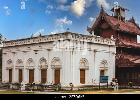 Mandalay, Manmar. 24. Juli 2019: Der Königspalast von Mandalay der letzten burmesischen Monarchie. Ist ein primäres Symbol von Mandalay und eine wichtige touristische destinati Stockfoto