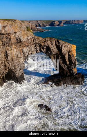 Die Grüne Brücke von Wales in Castlemartin South Pembrokeshire UK, die ein beliebtes Touristenziel ist, Wahrzeichen Attraktion, Stock Foto Bild Stockfoto