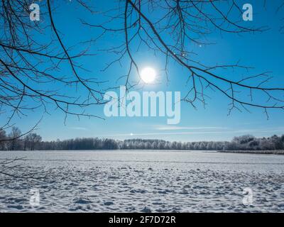 Winterlandschaft in Braunschweig, Niedersachsen, Deutschland. Schöner schneebedeckter Westpark an einem sonnigen Tag Stockfoto