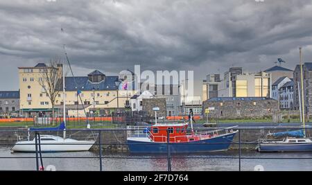 Segelboote in Galway Harbour, Irland. Wolkiger Himmel Stockfoto