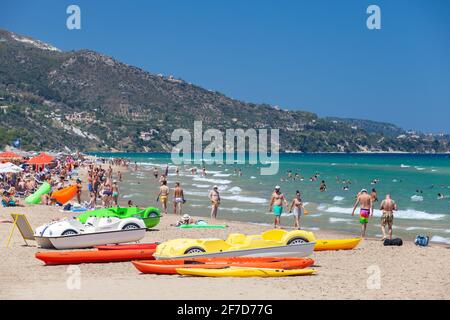 Zakynthos, Griechenland - 15. August 2016: Touristen ruhen sich am Banana Beach aus, einem der beliebtesten Urlaubsorte der griechischen Insel Zakynthos. Küste des Ionischen Meeres Stockfoto