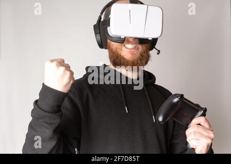 Ein unbekannter Mann, der ein VR-Headset trägt und die virtuelle Realität erlebt. VR, Virtual Reality, Gaming, E-Sport-Konzept Stockfoto