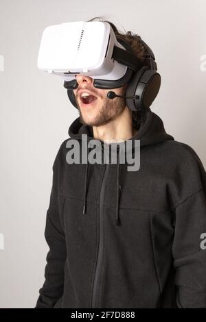 Ein unbekannter Mann, der ein VR-Headset trägt und die virtuelle Realität erlebt. VR, Virtual Reality, Gaming, E-Sport-Konzept Stockfoto