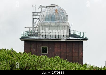 Astronomische und meteorologische Sternwarte in der Nähe von Skalnate pleso oder tarn oder See in der Hohen Tatra, Slowakei. Stockfoto