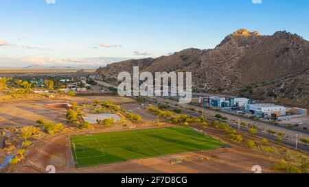 Fußballplatz oder Sportchacha und cerro de la cementera im Viertel Los Naranjos westlich von Hermosillo am 10. Dezember 2020 in Hermosillo, Mexiko. .(Foto von Luis Gutierrez / Norte Photo) ... Campo o chacha deportiva de Futbol y cerro de la cementera en la colonia los Naranjos al poniente de Hermosillo el 10 Diciembre 2020 en Hermosillo, Mexiko. . (Foto von Luis Gutierrez/Norte Photo )... Stockfoto