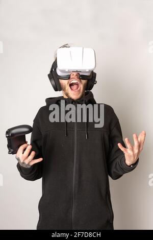 Ein unbekannter Mann, der ein VR-Headset trägt und die virtuelle Realität erlebt. VR, Virtual Reality, Gaming, E-Sport-Konzept Stockfoto