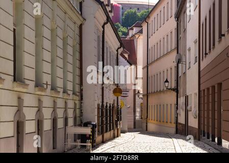 Bratislava im Frühjahr 2020. Straße im historischen Zentrum der Stadt. Pflastersteinpflaster. Stockfoto