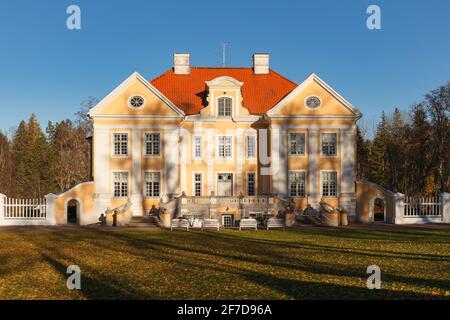 Herrenhaus Palmse in Estland. Sonniger Herbsttag mit hellem Laub. Stockfoto