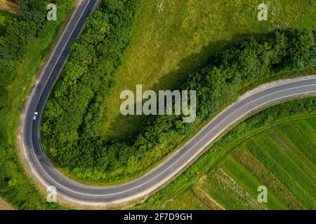 Kurvenreiche Straße und gefährliche Kurven, Serpentinenstraßen aus der Vogelperspektive. Neu Stockfoto