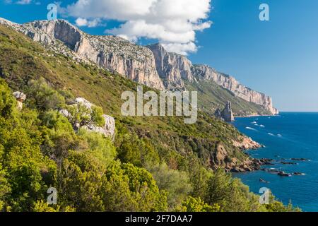 Küste bei Santa Maria Navarrese mit Felsenspitze namens Pedra Longa im Hintergrund (Sardinien, Italien) Stockfoto