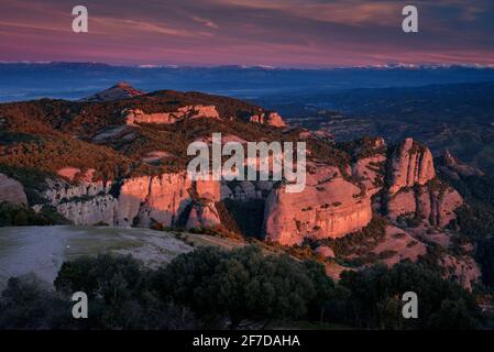 Wintersonnenaufgang vom Gipfel von La Mola. Blick auf Montcau, Katalonien und die Pyrenäen (Sant Llorenç del Munt, Katalonien, Spanien) Stockfoto