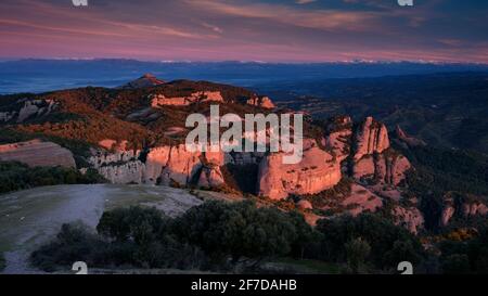 Wintersonnenaufgang vom Gipfel von La Mola. Blick auf Montcau, Katalonien und die Pyrenäen (Sant Llorenç del Munt, Katalonien, Spanien) Stockfoto