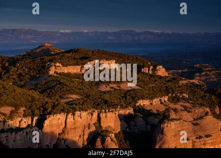 Wintersonnenaufgang vom Gipfel von La Mola. Blick auf Montcau, Katalonien und die Pyrenäen (Sant Llorenç del Munt, Katalonien, Spanien) Stockfoto