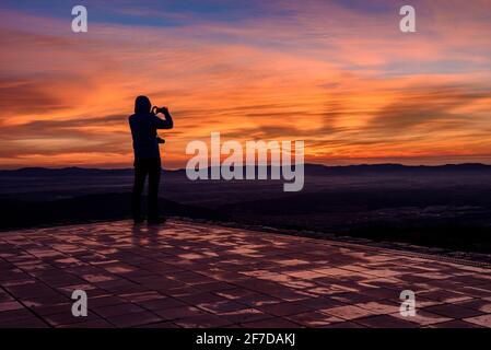 Wintersonnenaufgang vom Gipfel von La Mola. Blick auf die Region Vallès mit einem roten, farbenfrohen Himmel (Sant Llorenç del Munt, Katalonien, Spanien) Stockfoto