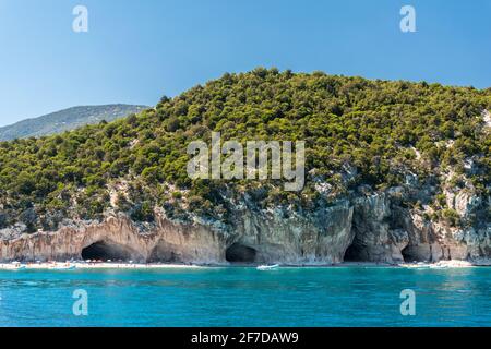 Natürliche Höhlen entlang der Küste von Cala Luna, berühmte Bucht im Golf von Orosei (Sardinien, Italien) Stockfoto