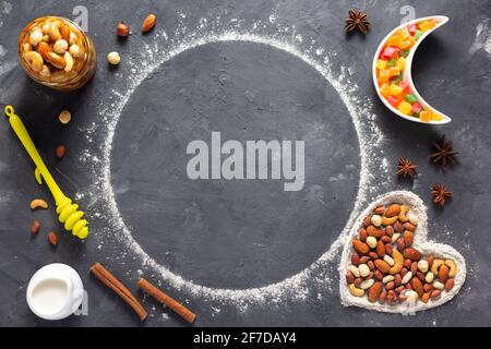 Weizenmehl mit Backzutaten für selbstgebackene Kekse auf dem Tisch. Food Rezept Konzept auf Stein Hintergrund Textur mit Kopierraum. Flach auflegen Stockfoto