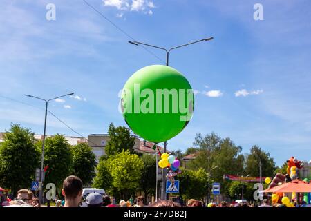 WEISSRUSSLAND, NOVOPOLOTSK - 29. APRIL 2020: Farbige Ballons im Fest und Menschen Stockfoto