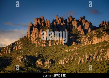 Agulles de Montserrat Bergregion von El Bruc Dorf bei einem Frühlingsuntergang gesehen (Provinz Barcelona, Katalonien, Spanien) Stockfoto