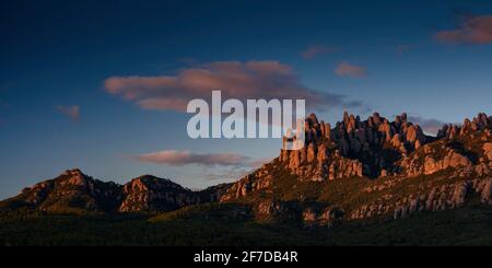 Agulles de Montserrat Bergregion von El Bruc Dorf bei einem Frühlingsuntergang gesehen (Provinz Barcelona, Katalonien, Spanien) Stockfoto