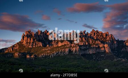 Agulles de Montserrat Bergregion von El Bruc Dorf bei einem Frühlingsuntergang gesehen (Provinz Barcelona, Katalonien, Spanien) Stockfoto