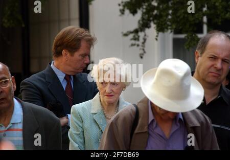 VALERIE, DIE FRAU VON T.S.ELLIOT, SIEHT ALS EZRA POUND'S-TOCHTER MARY ZU DE RACHEWILTZ, DER EINE BLAUE TAFEL DES ENGLISCHEN KULTURERBES FÜR DIE ENTHÜLLTE AMERICAN POET IN KENSINGTON CHURCH WALK TODAY.11/8/04 PILSTON Stockfoto