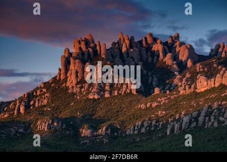 Agulles de Montserrat Bergregion von El Bruc Dorf bei einem Frühlingsuntergang gesehen (Provinz Barcelona, Katalonien, Spanien) Stockfoto