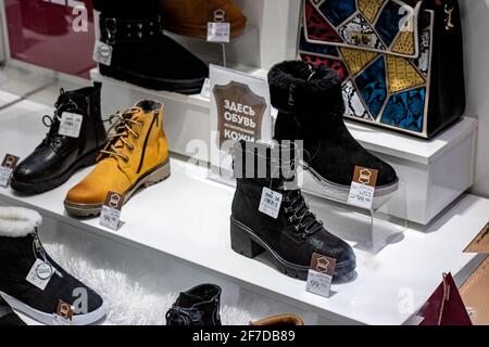 WEISSRUSSLAND, NOVOPOLOTSK - 29. APRIL 2020: Schuhe an einem Schaufenster aus der Nähe Stockfoto