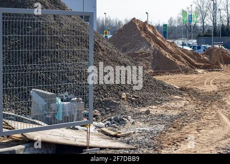 WEISSRUSSLAND, NOVOPOLOTSK - 29. APRIL 2020: Baustelle aus nächster Nähe Stockfoto