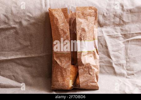 WEISSRUSSLAND, NOVOPOLOTSK - 29. APRIL 2020: Papiertüte mit Rollen aus nächster Nähe Stockfoto