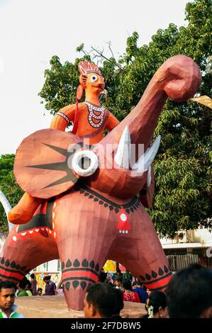 Menschen aus Bangladesch besuchen Mangal Shobhajatra, eine Kundgebung zur Feier des bengalischen Neujahrs oder „Pohela Baishakh“. Stockfoto