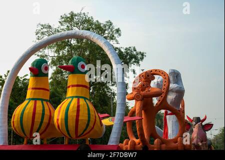 Menschen aus Bangladesch besuchen Mangal Shobhajatra, eine Kundgebung zur Feier des bengalischen Neujahrs oder „Pohela Baishakh“. Stockfoto